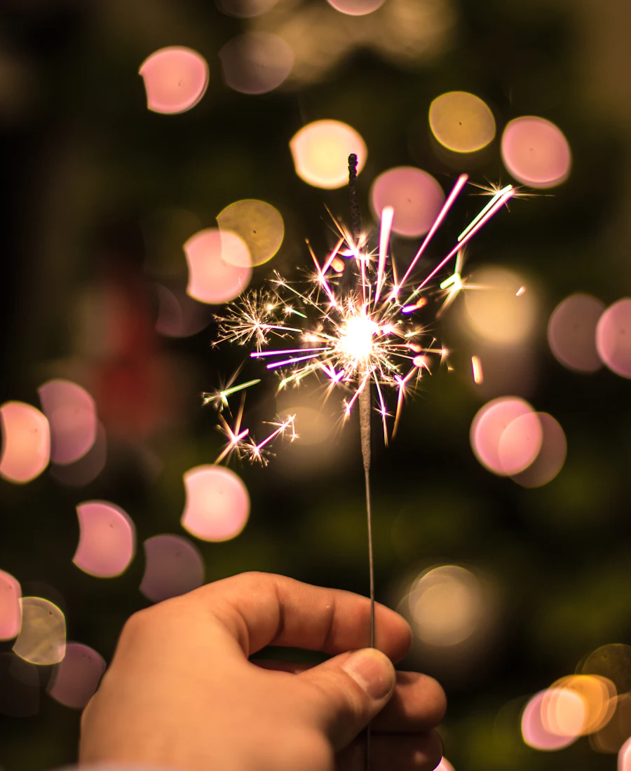 Bengala chispeando con luces de fondo